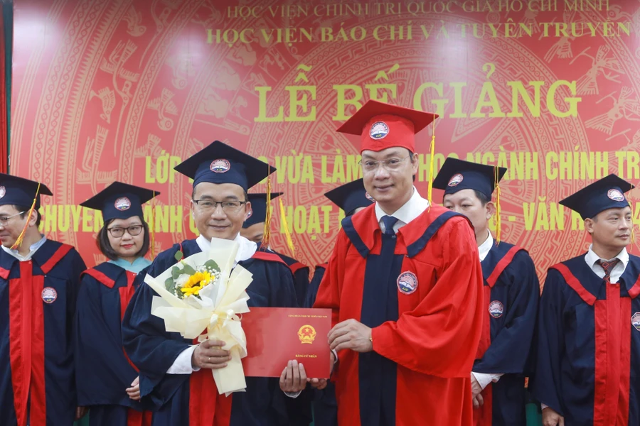 PGS,TS Trần Thanh Giang - Phó Giám đốc Học viện BC&TT trao bằng cho các học viên.