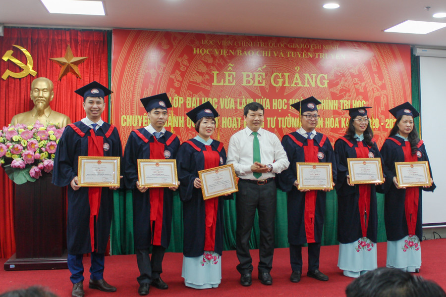 Thừa ủy quyền, TS Lương Ngọc Vinh - Trưởng khoa Tuyên truyền trao Giấy khen của Giám đốc Học viện cho sinh viên học tập giỏi và có nhiều đóng góp xây dựng tập thể lớp. Thừa ủy quyền, TS Lương Ngọc Vinh - Trưởng khoa Tuyên truyền trao Giấy khen của Giám đốc Học viện cho sinh viên học tập giỏi và có nhiều đóng góp xây dựng tập thể lớp.