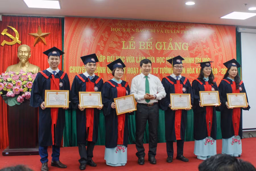 Thừa ủy quyền, TS Lương Ngọc Vinh - Trưởng khoa Tuyên truyền trao Giấy khen của Giám đốc Học viện cho sinh viên học tập giỏi và có nhiều đóng góp xây dựng tập thể lớp.