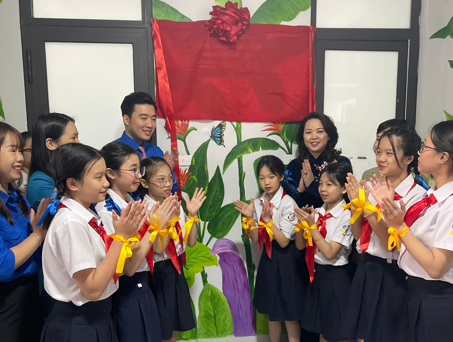 Các đại biểu cắt băng khánh thành công trình.