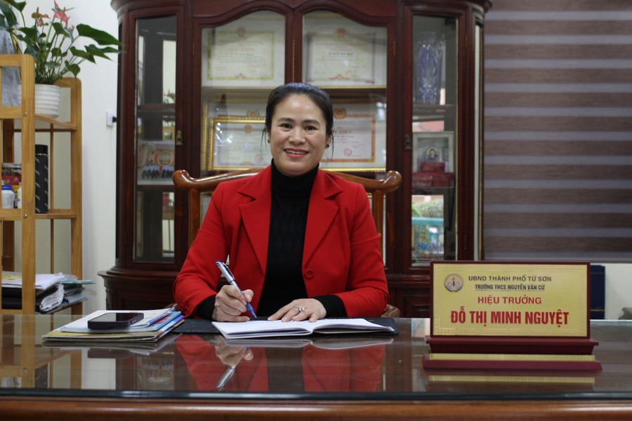 Cô Đỗ Thị Minh Nguyệt - Hiệu trưởng trường THCs Nguyễn Văn Cừ trao đổi với Báo GD&TĐ. Cô Đỗ Thị Minh Nguyệt - Hiệu trưởng trường THCs Nguyễn Văn Cừ trao đổi với Báo GD&TĐ.