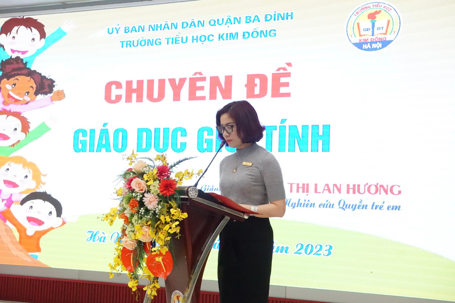 Cô Nguyễn Thị Vân Anh - Hiệu trưởng trường Tiểu học Kim Đồng chia sẻ tại chuyên đề. Cô Nguyễn Thị Vân Anh - Hiệu trưởng trường Tiểu học Kim Đồng chia sẻ tại chuyên đề.