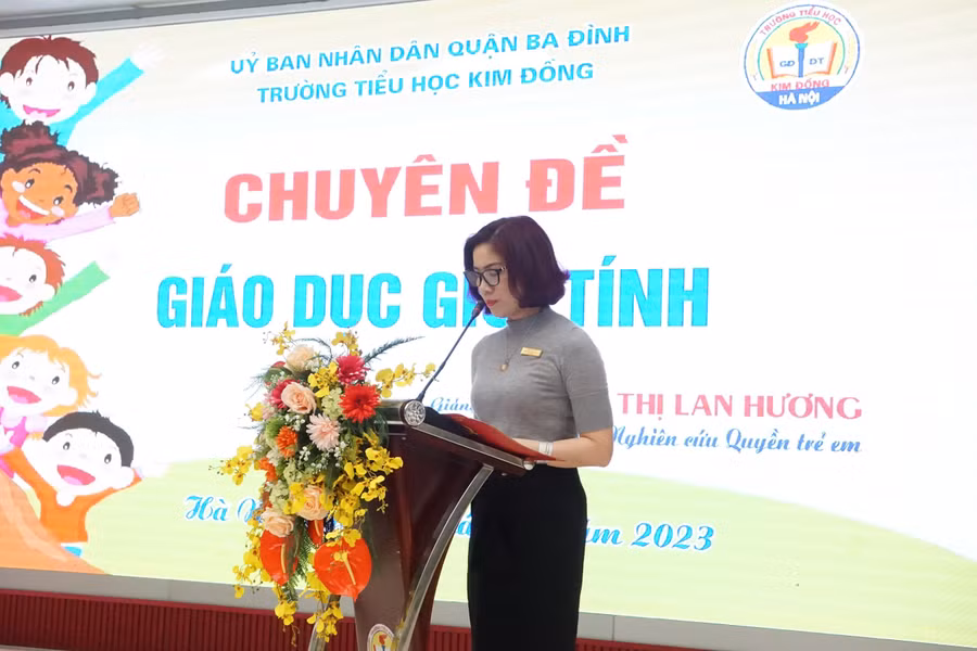 Cô Nguyễn Thị Vân Anh - Hiệu trưởng trường Tiểu học Kim Đồng chia sẻ tại chuyên đề.