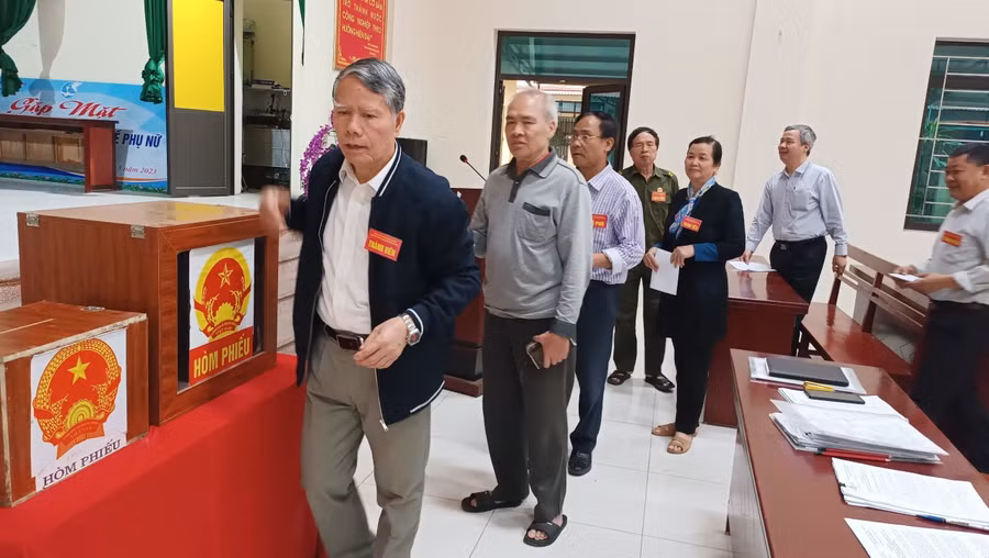 Cử tri hân hoan đi bỏ phiếu.