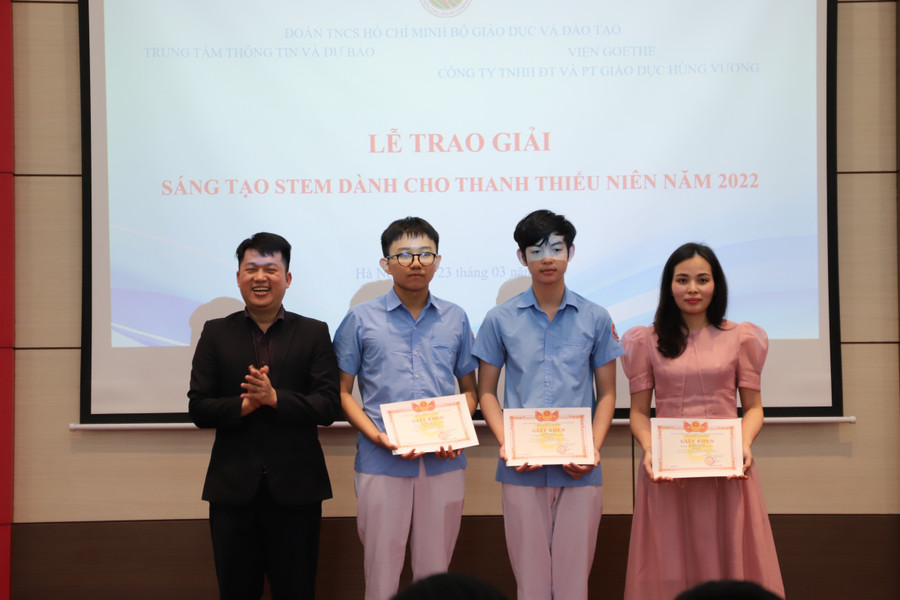 Ông Nguyễn Văn Đại, Phó Bí thư Đoàn Thanh niên Bộ GD&ĐT trao cho các đội đoạt giải Ba cuộc thi. Ông Nguyễn Văn Đại, Phó Bí thư Đoàn Thanh niên Bộ GD&ĐT trao cho các đội đoạt giải Ba cuộc thi.