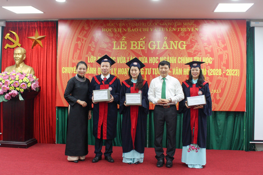 TS Lương Ngọc Vĩnh - Trưởng khoa Tuyên truyền và TS Vũ Hoài Phương khen thưởng sinh viên. TS Lương Ngọc Vĩnh - Trưởng khoa Tuyên truyền và TS Vũ Hoài Phương khen thưởng sinh viên.