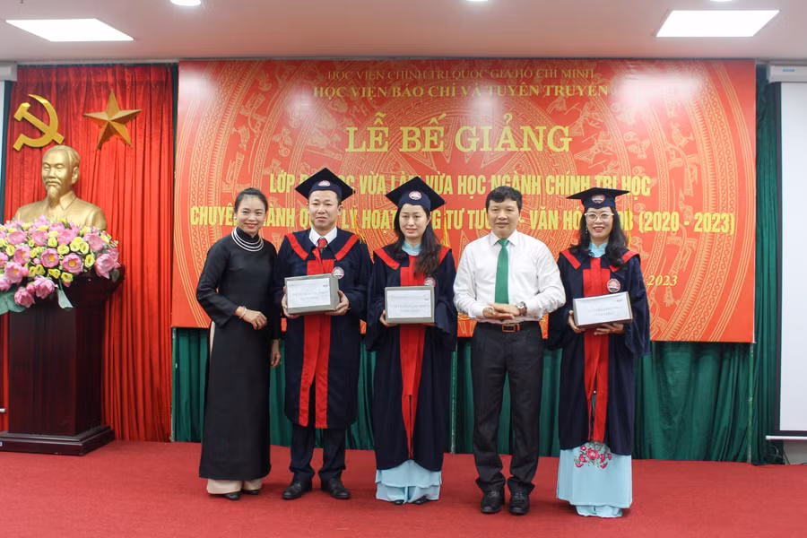 TS Lương Ngọc Vĩnh - Trưởng khoa Tuyên truyền và TS Vũ Hoài Phương khen thưởng sinh viên.