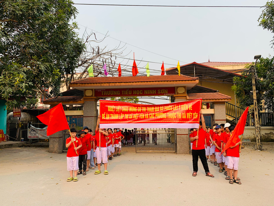 Giáo viên, học sinh các nhà trường tham gia tuyên truyền cổ động chào mừng cử tri đi bỏ phiếu lấy ý kiến về đề án thành lập thị xã Việt Yên.