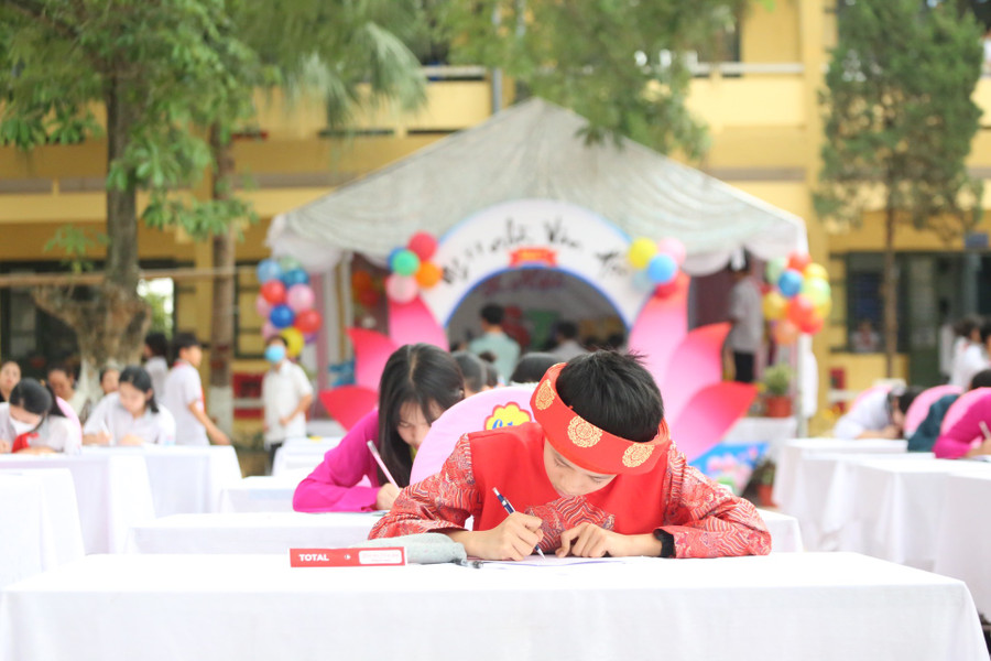 Học sinh tham gia cuộc thi viết chữ đẹp. Học sinh tham gia cuộc thi viết chữ đẹp.
