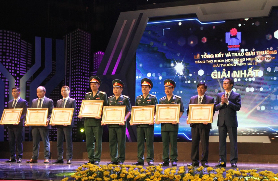 Phó Thủ tướng Vũ Đức Đam trao bằng khen cho các tác giả đoạt giải Nhất