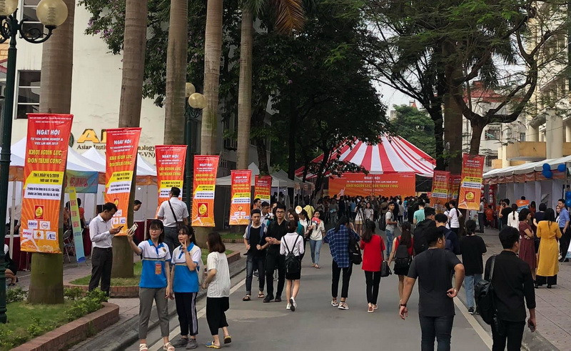Ngày hội tư vấn hướng nghiệp và việc làm năm 2019 của trường Đại học Giao thông vận tải thu hút được hàng ngàn sinh viên tham dự Ngày hội tư vấn hướng nghiệp và việc làm năm 2019 của trường Đại học Giao thông vận tải thu hút được hàng ngàn sinh viên tham dự