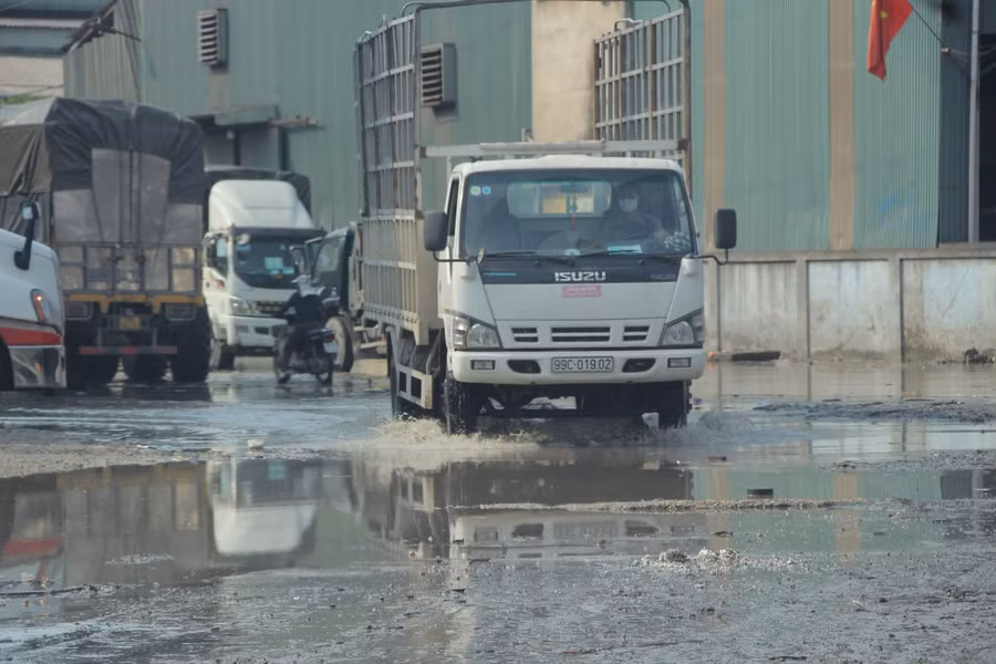 Một điểm ngập trước ngay trước cửa cơ sở sản xuất.