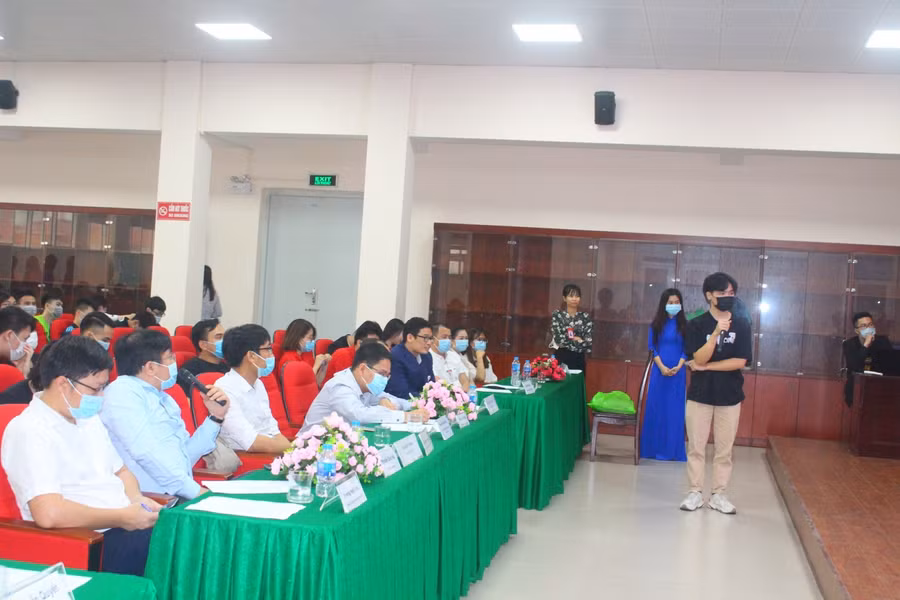 Ban Giám khảo góp ý với các đội thi.