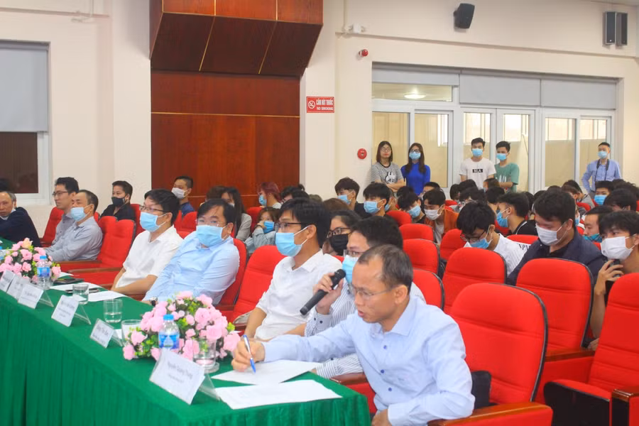 Các đại biểu về dự và làm giám khảo cuộc thi Landing – page.