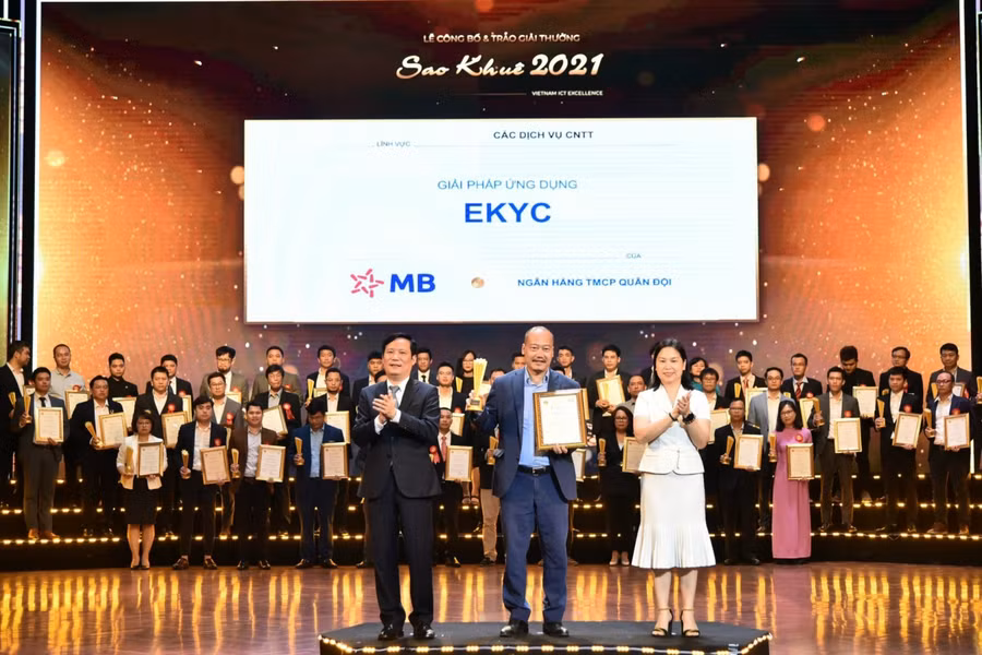 Ông Nguyễn Đức Huy – Phó giám đốc Khối Ngân hàng số MB đại diện nhận giải thưởng.