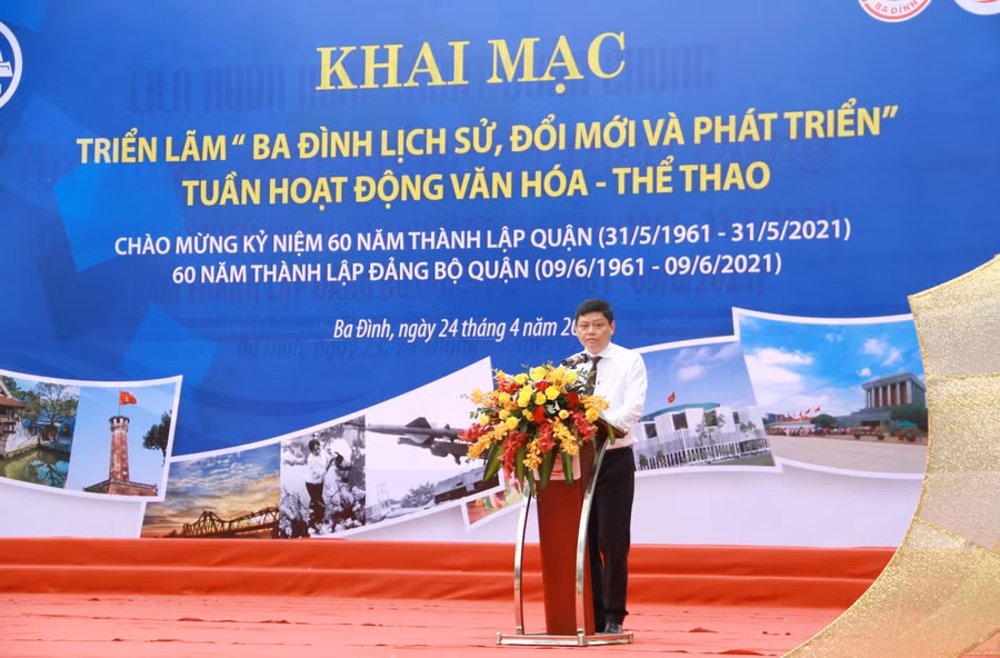 Chủ tịch UBND quận Ba Đình Tạ Nam Chiến phát biểu khai mạc triển lãm.