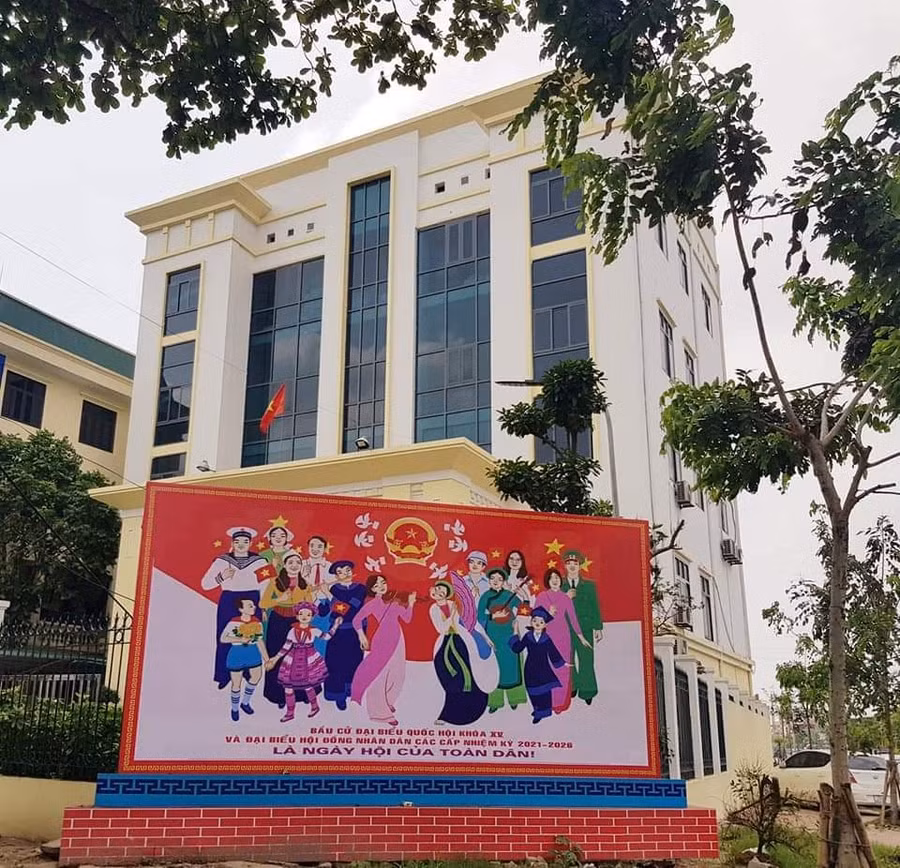 Hà Nội trang trí panô tại trụ sở các cơ quan.