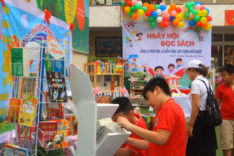 Học sinh Trường tiểu học Mỹ Đình 1 hào hứng với ngày hội đọc sách. 