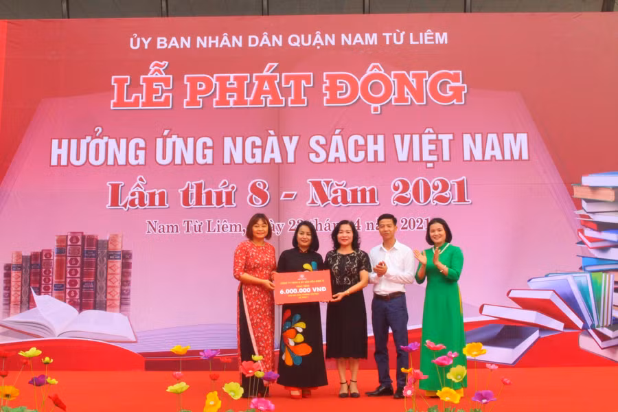 Đại điện Công ty TNHH TM&amp;DV Văn hóa Đinh Tị tặng sách cho thư viện Trường Tiểu học Mỹ Đình 1.