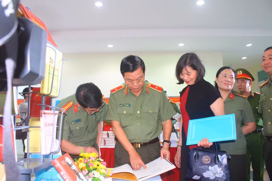 Thiếu tướng Đào Thanh Hải tại triển lãm.