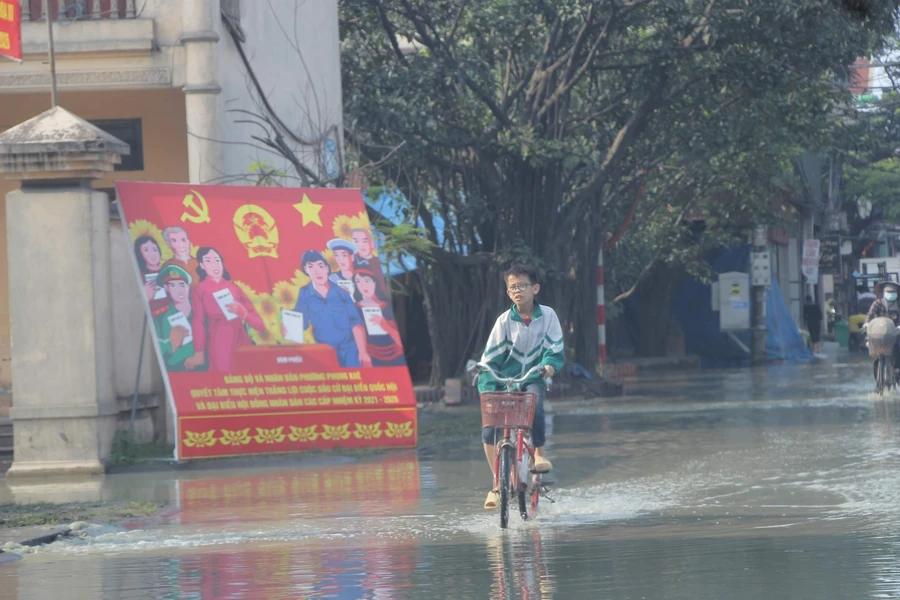 Học sinh di chuyển trên mặt nước thải.