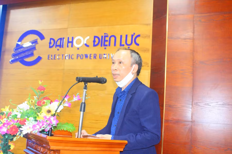 Thầy Ngô Hoàng Huy - Phó trưởng khoa phụ trách Khoa CNTT phát biểu tại cuộc thi.