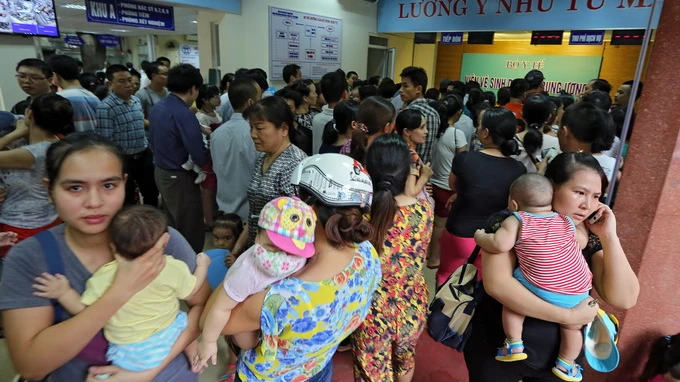 Phụ huynh chờ tiêm vắc xin cho con