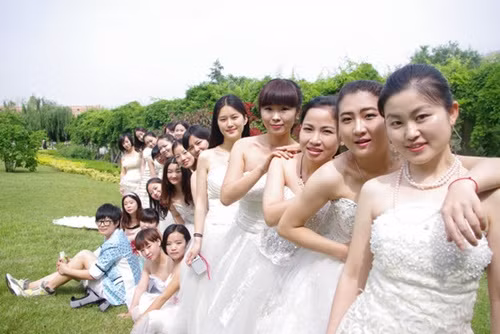 Sinh viên đại học công nghệ Tây An, miền trung Trung Quốc, tháng trước diện trang phục cô dâu chụp ảnh tốt nghiệp
