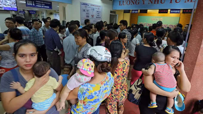 Phụ huynh chờ tiêm vắc xin cho con