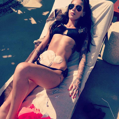Cô gái dũng cảm mặc bikini với "ruột để ngoài da"