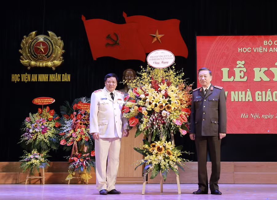 Bộ trưởng Tô Lâm chúc mừng nhà trường