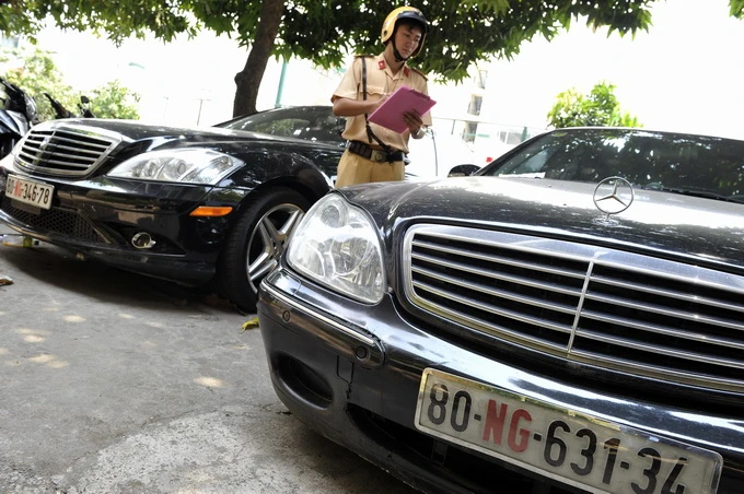 Để tránh thất thu thuế, Bộ Tài chính quyết liệt thắt chặt quy định sang tên với xe mang biển ngoại giao