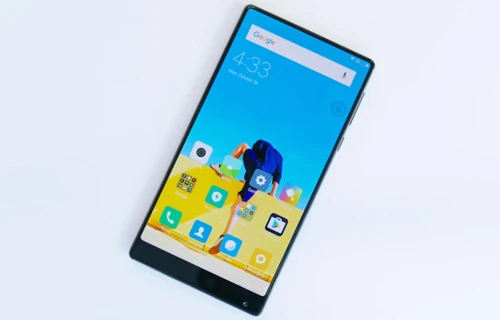 Mi Mix với ba cạnh màn hình sát viền.