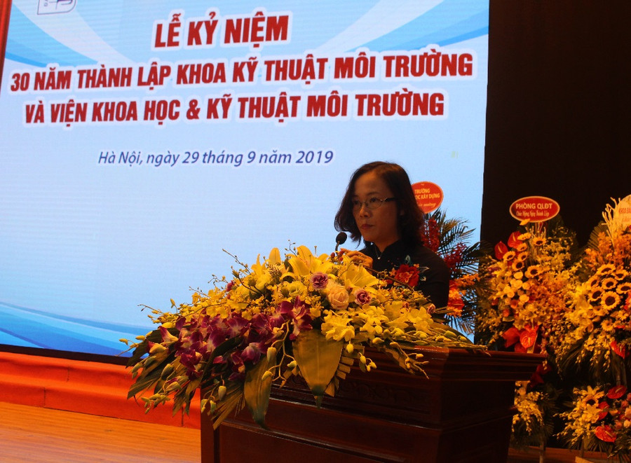 PGS.TS. Trần Thị Việt Nga - Trưởng khoa Kỹ thuật Môi trường phát biểu.