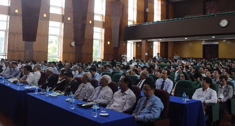 Các đại biểu dự lễ kỷ niệm 30 năm thành lập Khoa KTMT.