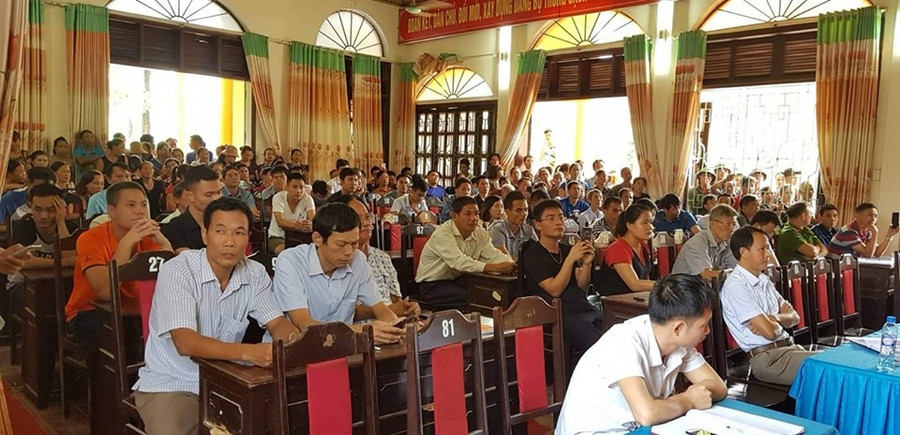 Người dân xã Hoàng Xá tại buổi đối thoại. Người dân xã Hoàng Xá tại buổi đối thoại.