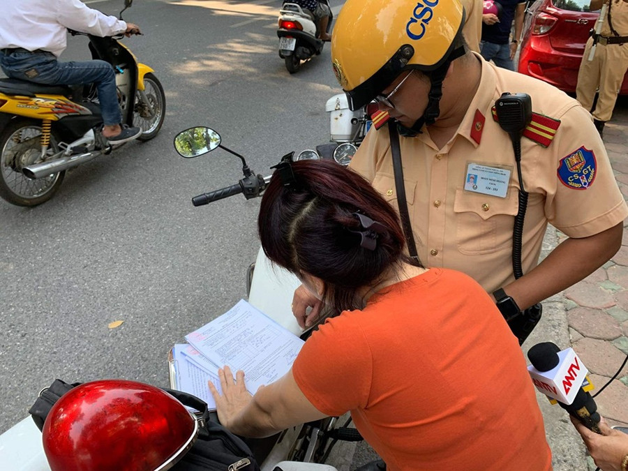 Lực lượng CSGT lập biên bản những xe vi phạm. Lực lượng CSGT lập biên bản những xe vi phạm.