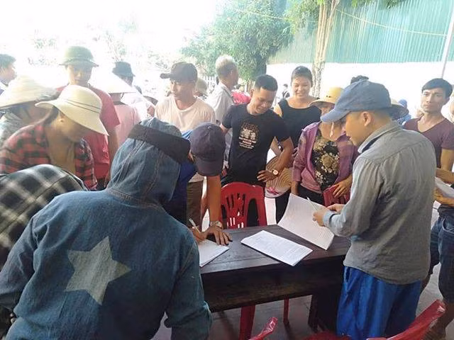 Người dân xã Hoàng Xá làm đơn khiếu nại vì chỉ số điện tăng cao.