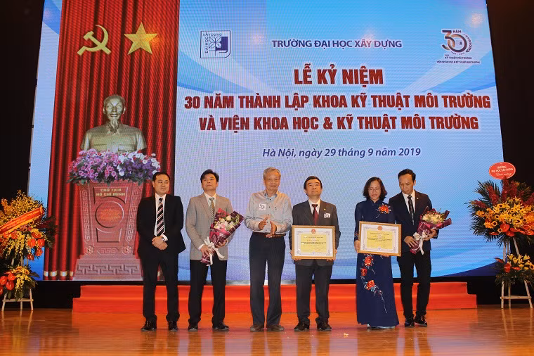 Lãnh đạo Khoa KTMT nhận bằng khen của Liên hiệp hội KHKT Việt Nam.