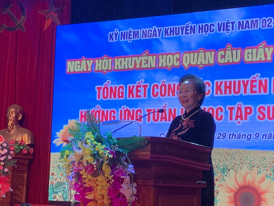 Nguyên Phó Chủ tịch nước, Chủ tịch Hội Khuyến học Việt Nam Nguyễn Thị Doan ghi nhận và đánh giá cao những kết quả mà quận Cầu Giấy, Hội Khuyến học quận đã đạt được trong công tác khuyến học, khuyết tài.