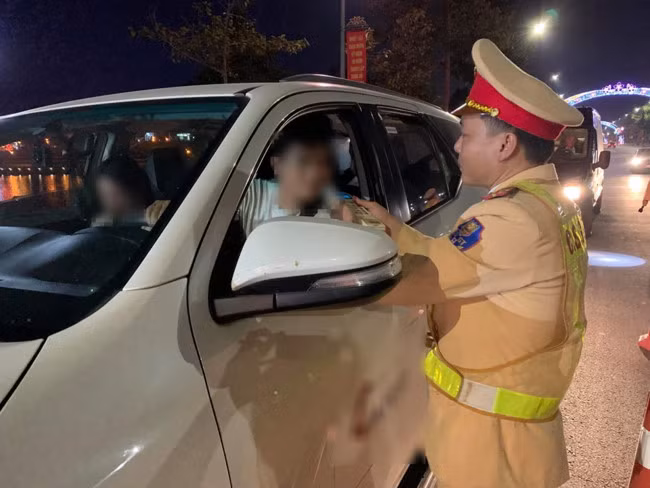 Lực lượng chức năng kiểm tra nồng độ cồn lái xe.