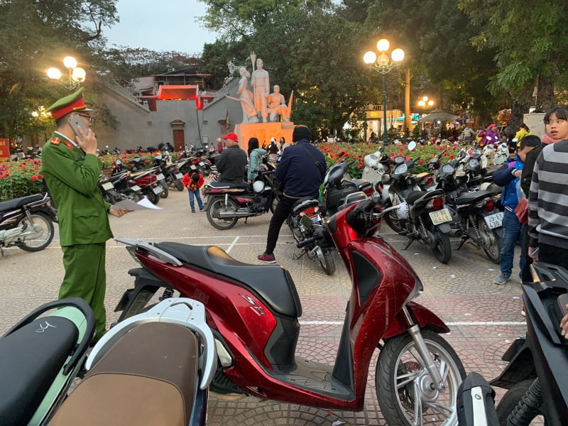 Trong dịp Tết Canh Tý 2020 Công an quận Hoàn Kiếm đã tiến hành lập biên bản, xử lý nhiều bãi xe vi phạm. Trong dịp Tết Canh Tý 2020 Công an quận Hoàn Kiếm đã tiến hành lập biên bản, xử lý nhiều bãi xe vi phạm.