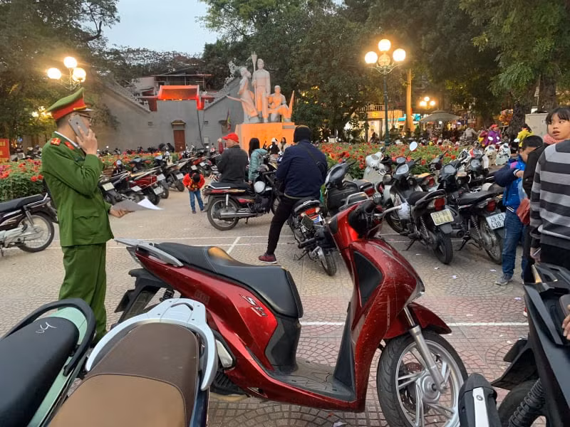 Trong dịp Tết Canh Tý 2020 Công an quận Hoàn Kiếm đã tiến hành lập biên bản, xử lý nhiều bãi xe vi phạm.