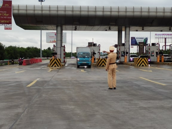 CSGT kiểm tra nồng độ cồn đối với tài xế xử dụng rượu bia ngay từ khi bắt đầu vào cao tốc. CSGT kiểm tra nồng độ cồn đối với tài xế xử dụng rượu bia ngay từ khi bắt đầu vào cao tốc.