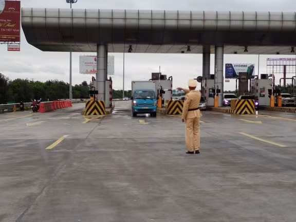 CSGT kiểm tra nồng độ cồn đối với tài xế xử dụng rượu bia ngay từ khi bắt đầu vào cao tốc.