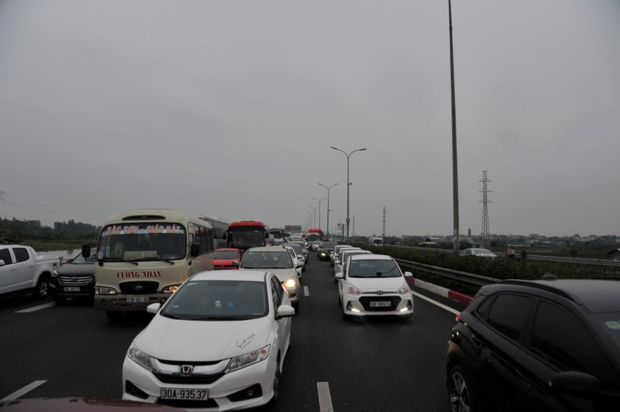 Hướng Cầu Giẽ về trung tâm Hà Nội ùn ứ giao thông kéo dài chiều 28/1.