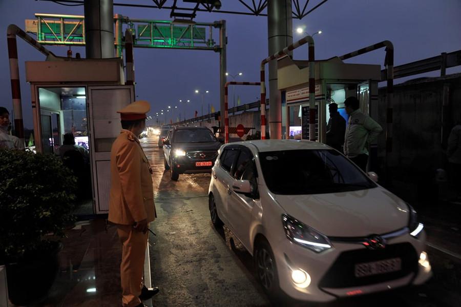 Đội CSGT số 3 đã nhiều lần yêu cầu BOT dừng thu phí, để tiến hành phân luồng cho phương tiện.