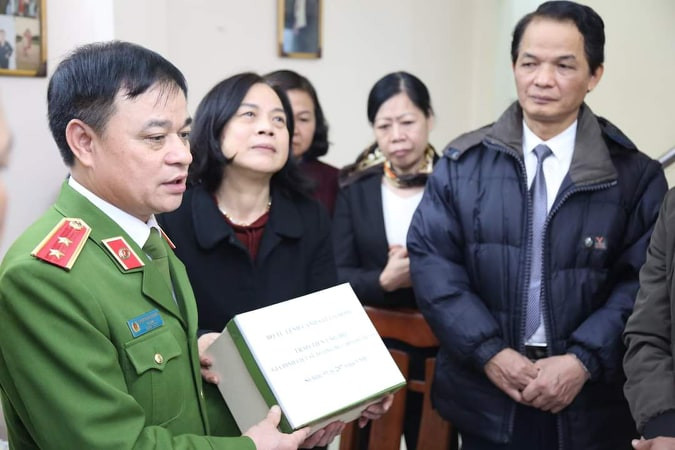 Bộ tư lệnh Cảnh sát cơ động thăm hỏi, chia sẻ những mát mát, đau thương của thân nhân 3 liệt sĩ. Bộ tư lệnh Cảnh sát cơ động thăm hỏi, chia sẻ những mát mát, đau thương của thân nhân 3 liệt sĩ.