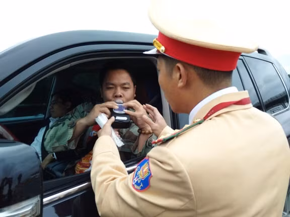 CSGT kiểm tra nồng độ cồn trên toàn quốc ngay từ mùng 1 Tết