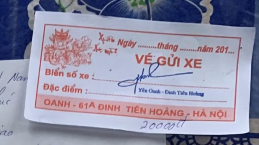 Chủ bãi xe tự ý in vé trông giữ xe ghi tên cơ sở mình nhưng không công khai giá vé đã được quy định mà tự ý điền số tiền 20.000 đồng/lượt trông giữ xe.